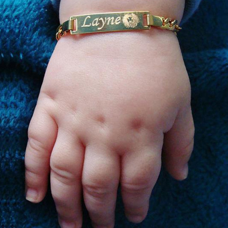 Bracelet Figaro personnalisé avec le nom du bébé