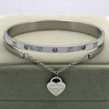 Charger l&#39;image dans la galerie, Bracelet avec pendentif cœur et message d&#39;amour gravé pour femme en acier inoxydable
